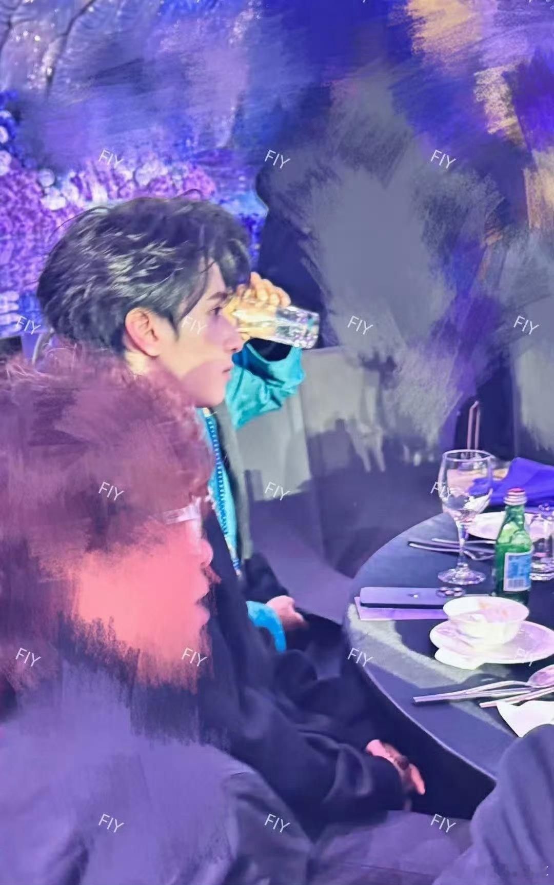 严浩翔这个近照来啦严浩翔黄子韬婚礼主桌黄子韬徐艺洋婚礼​​​