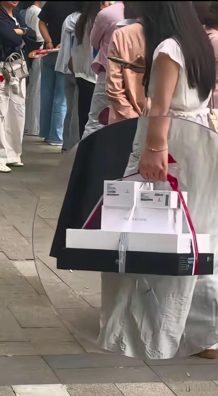 今年高考收官，考场外一幕特别暖心！很多家长不再送鲜花礼盒，清一色拎着华为全套数码