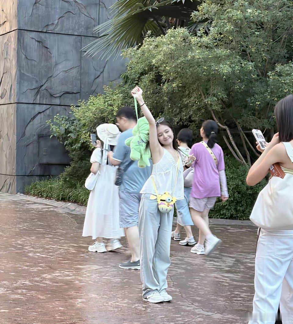 没想到李兰迪现实中那么瘦小