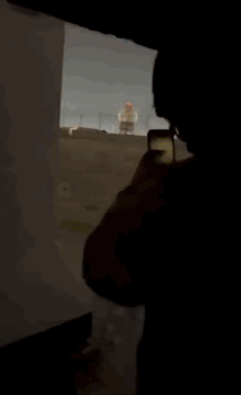 美军士兵看着自家基地被炸，用手机拍视频，再发到网上博流量，这算不算开小差？算不算