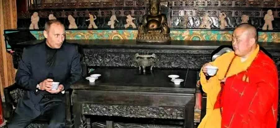 当年普京想和释永信切磋武功的照片。2006年，普京到访嵩山少林寺，和方丈
