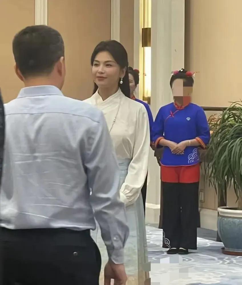 46岁刘涛现身福建湄洲岛，参加妈祖娘娘诞辰1065周年活动，她穿一身新中式素雅又
