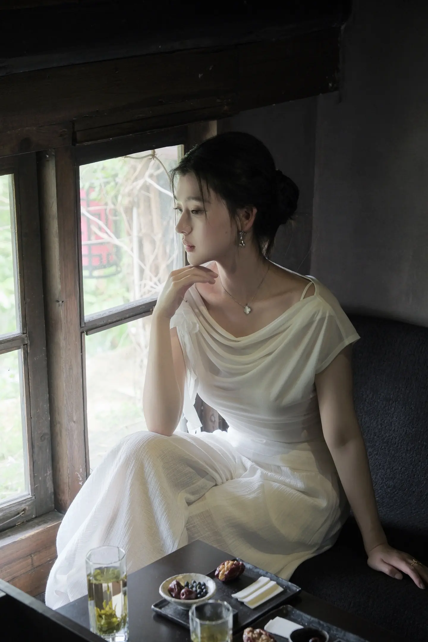 月光缠绵 躲在心里面。