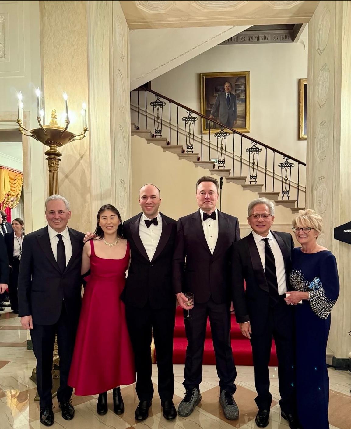 马斯克重返白宫，和一众大佬合影。从左到右依次为：白宫AI与加密货币事务负责