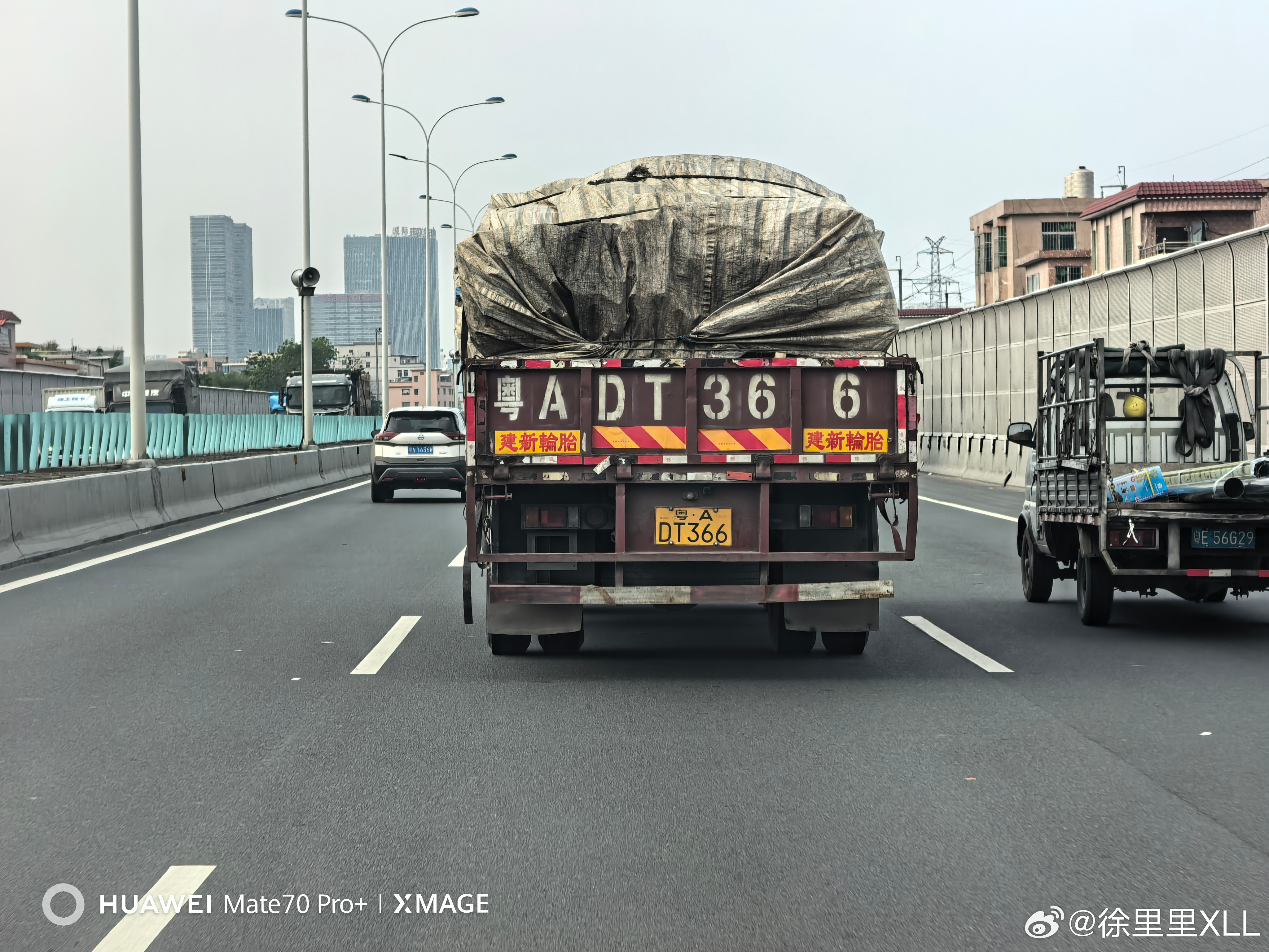 你有没有留意到许多货车后面都贴着“建新轮胎”？你是不是以为这是建新轮胎给货车司机