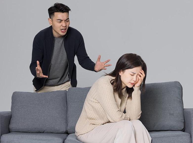 女人嫌弃老公没有能力，处处找事吵架，并且想尽办法离了婚。5岁的女儿跟着老公一起生