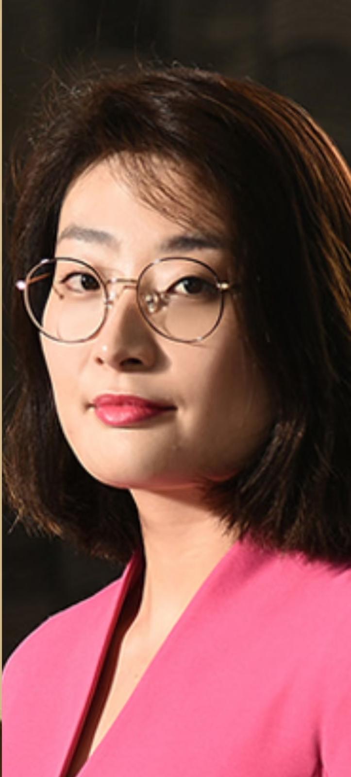 43岁的宗馥莉，早该给所有纠结“女人该活成什么样”的人敲个警钟。不是因为千