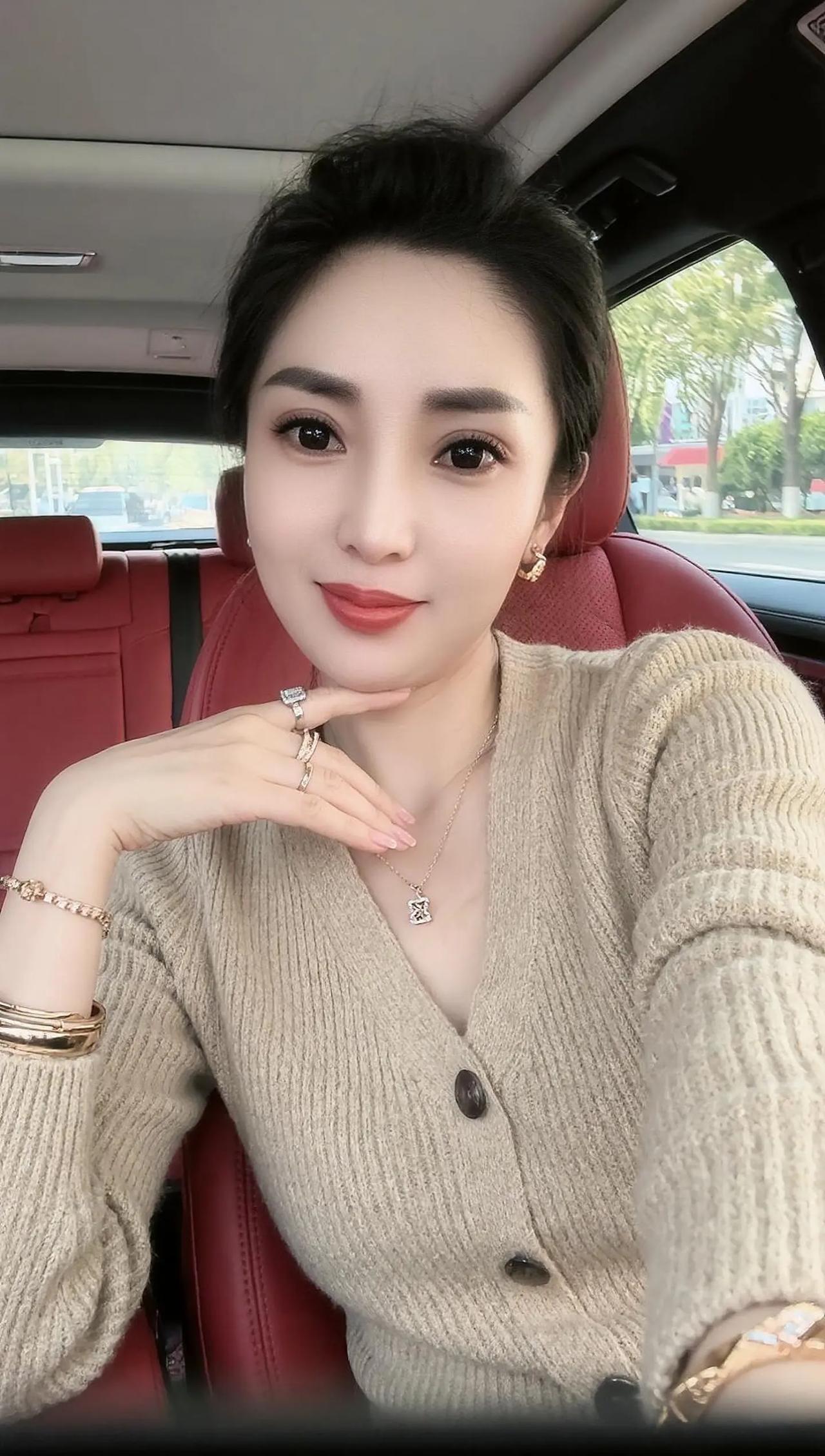 分享温柔大方的穿搭