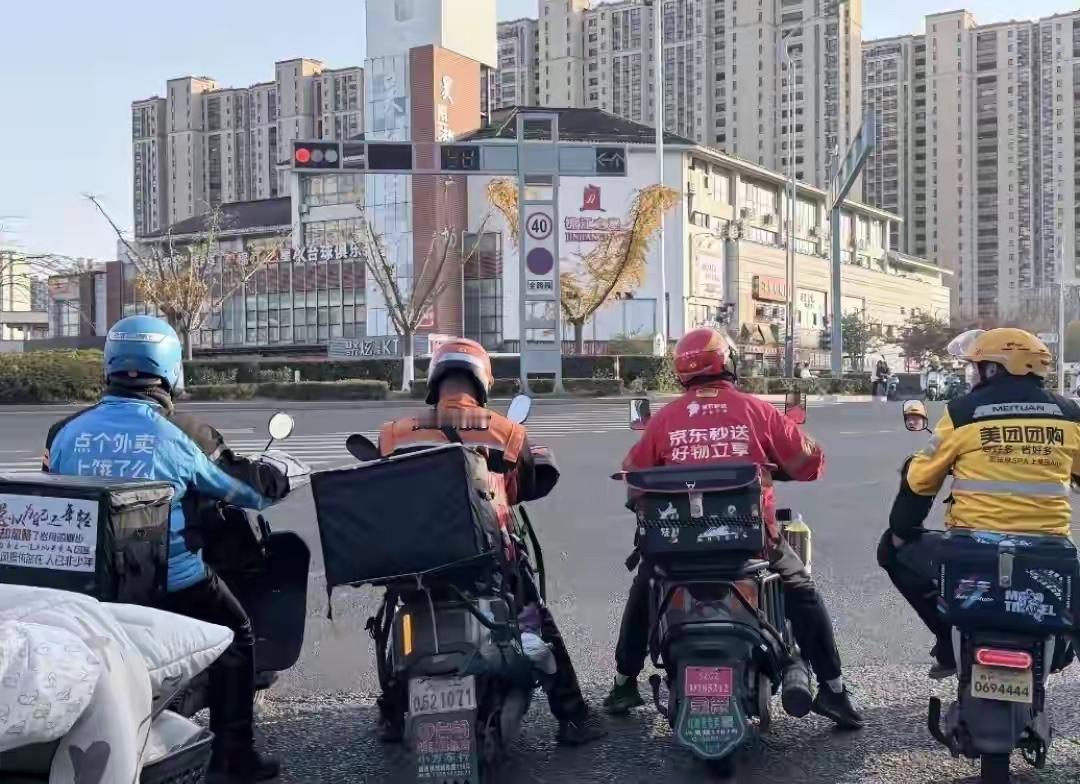 送外卖，都卷成啥样了？今天在小区电梯碰到一个外卖小哥；年龄大概20来岁，非常