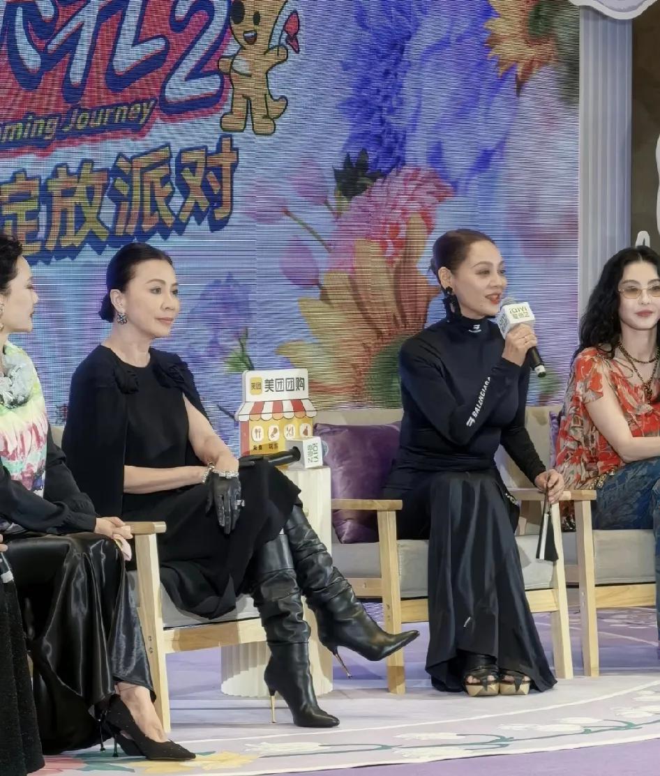 一路繁花节目组，有些男生打赌说，最好看的还是刘嘉玲的这种高跟鞋，适合女生，成熟又