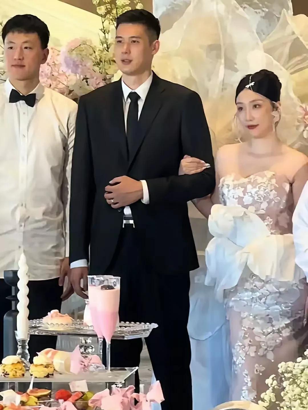 被租借到四川队的原广厦队球员李金效结婚了，婚礼进行的非常低调，这与广厦队夺冠后的