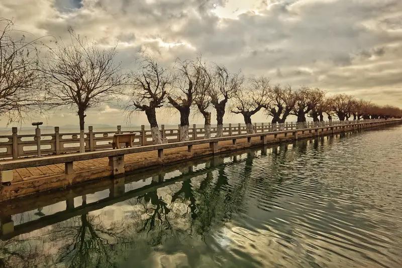 被云南滇池惊艳了！暮春时，这里天朗气清、湖光澄澈，湿地植被旺盛，水鸟在其间自在翱