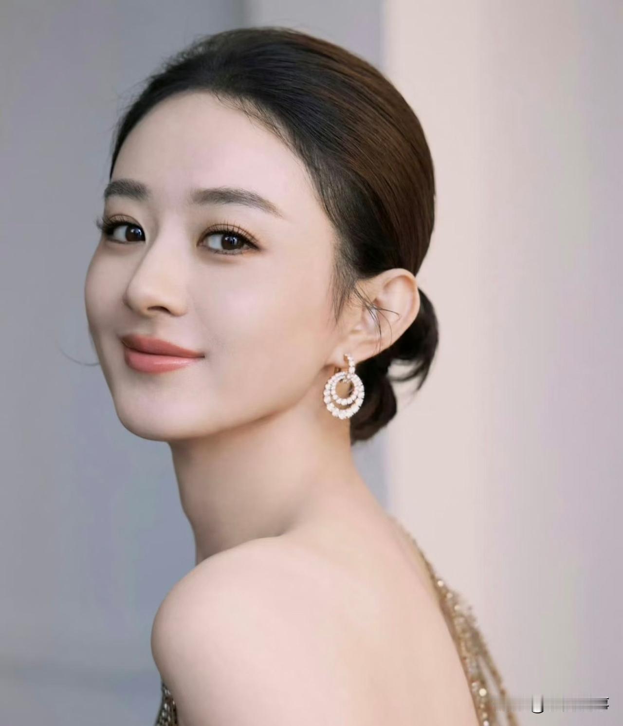 赵丽颖啊赵丽颖，看到你拿到那个全球观众最喜爱演员奖，名字夹在一堆外国明星中间