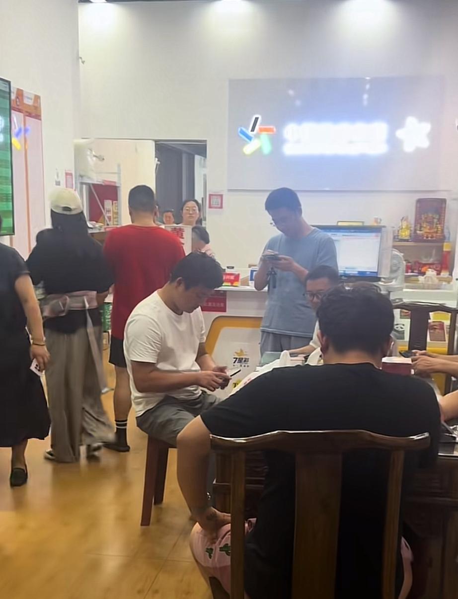 买彩票真为了做公益？今年2月暴跌18%的数据，算是彻底把最后一块遮羞布扯下来了！