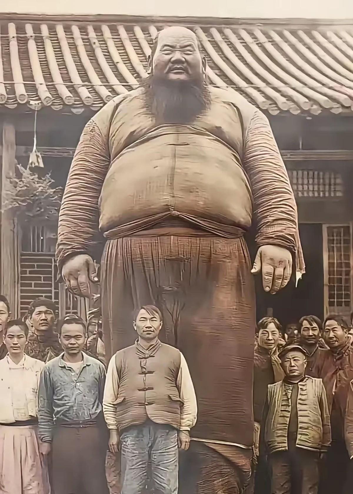 世界上是否真的存在巨人？图中男子身高超过三米，好似天神降临人间。这究竟是特殊病