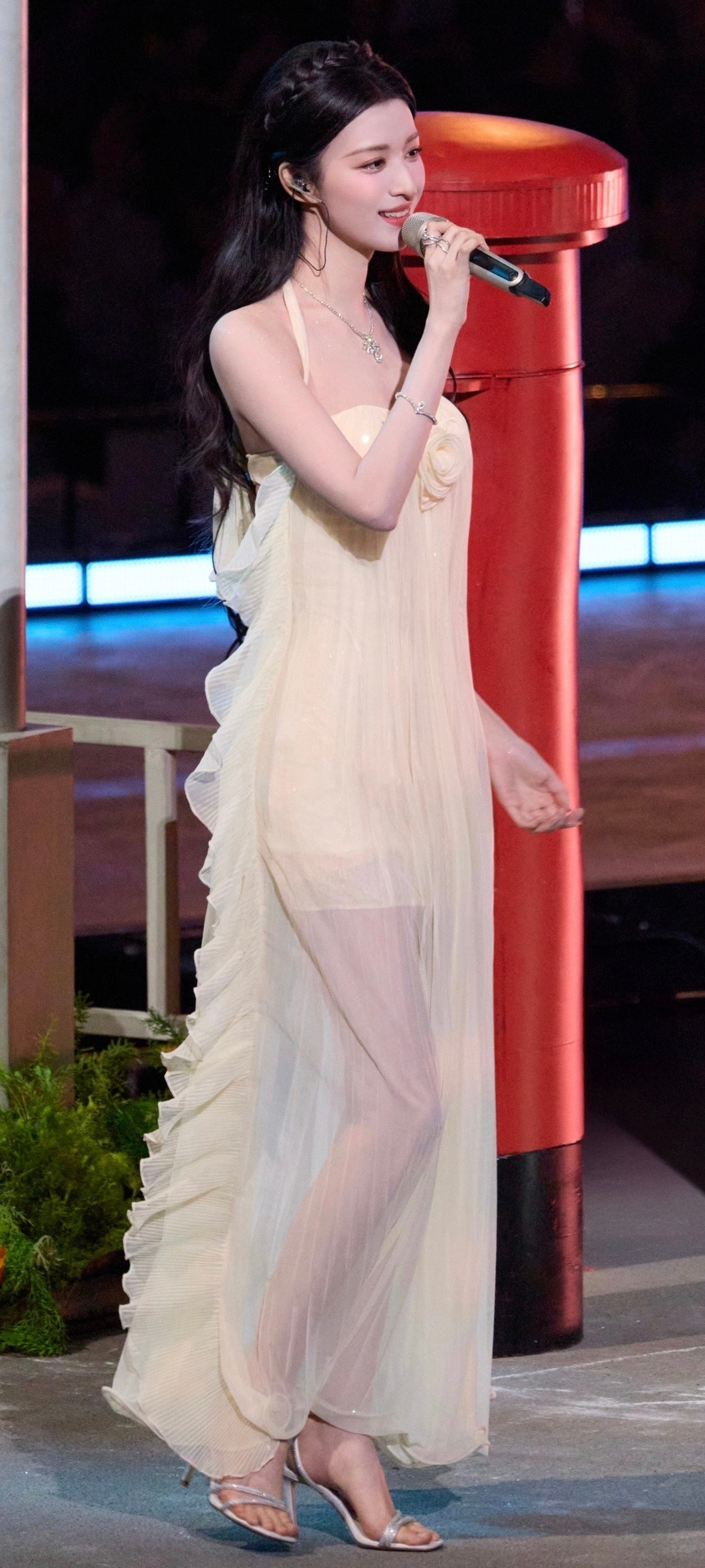 王楚然跨年晚会造型祝美船新的一年事业更上一层王楚然唱啥了光看脸了