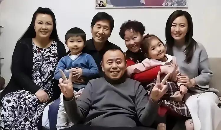 潘家家族幸福的一家人。瞧瞧，家主笑的是那么开心，羡慕啊！福气的一家人