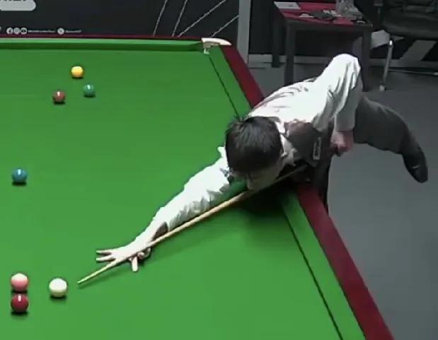 德国大师赛，常冰玉对穆迪。首局穆迪上手一杆单杆过百101分，台面剩1颗红球留左