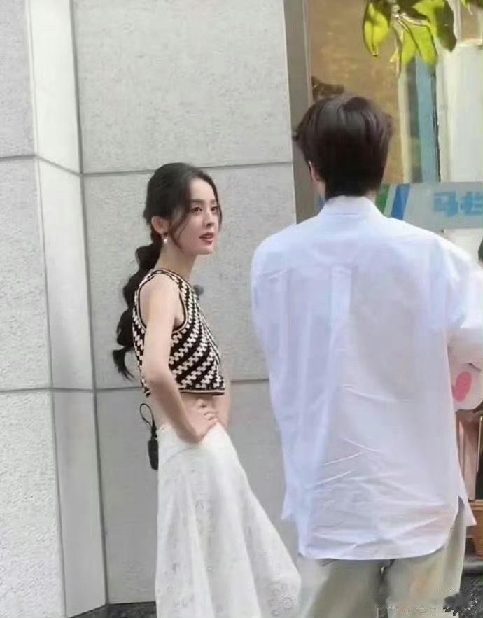 理解秦岚的话了,看到娜扎本人瘦到不敢认