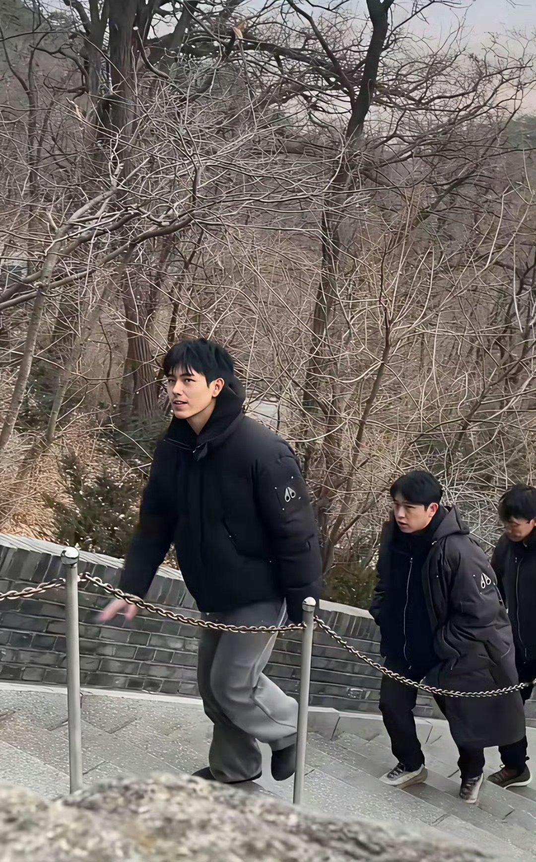 陈凯歌导演的两个儿子，陈雨昂、陈飞宇俩人现身丹东大孤山的银杏树祈福。陈飞宇个子高