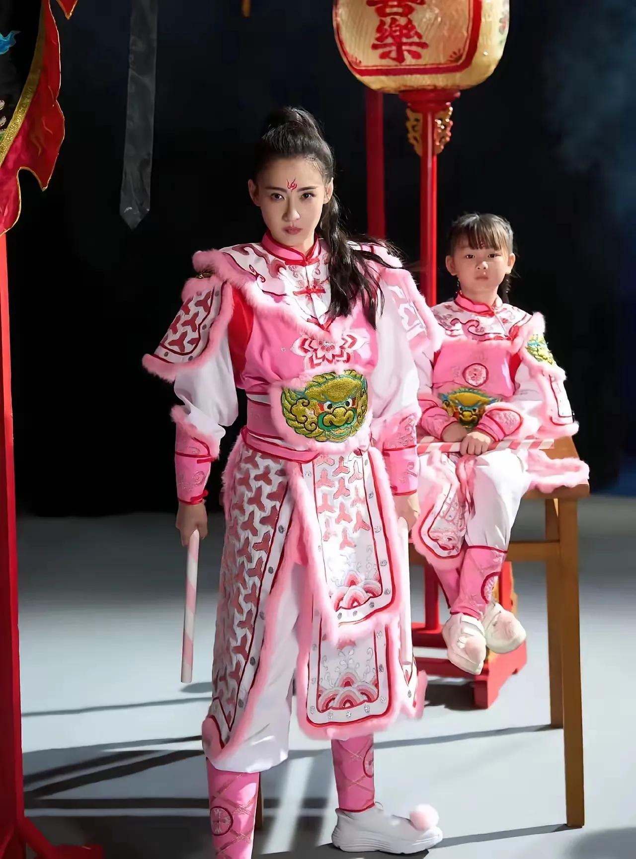 一个字帅，真没想到张柏芝和庄恩琪能够一同演绎英歌舞，这是我万万没想到的，45岁的