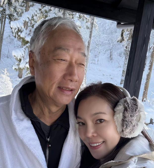 一边是73岁郭台铭慈善晚宴仍与51岁曾馨莹十指相扣，一边是72岁王石在深圳搞赛艇