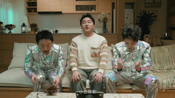 外星人被地球人的家震惊到了，我也震惊到了，原来拿住外星从，只要两台手机钱就行？！