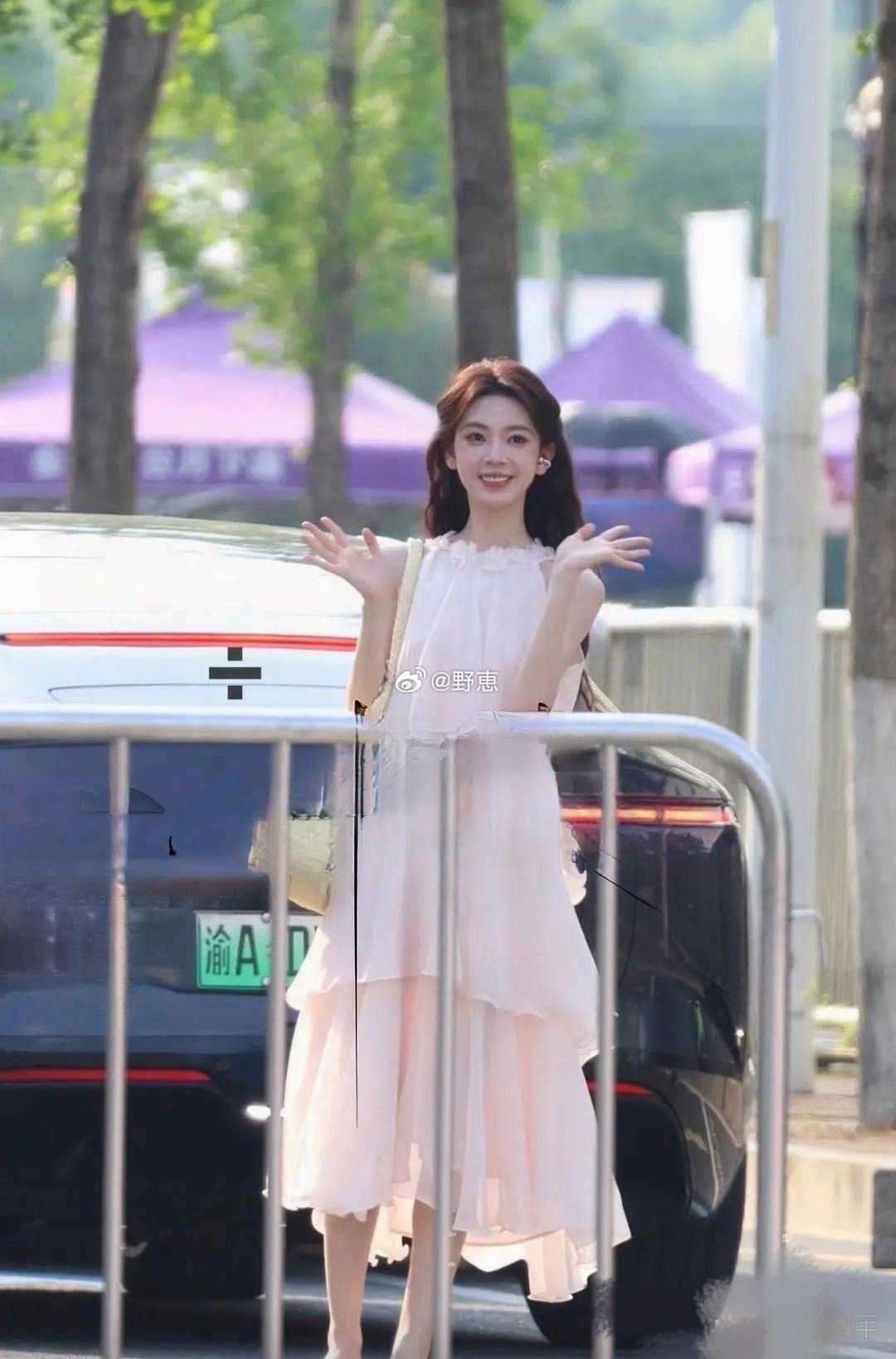 明明是同一款裙子，其中一条咋看着这么像盗版？