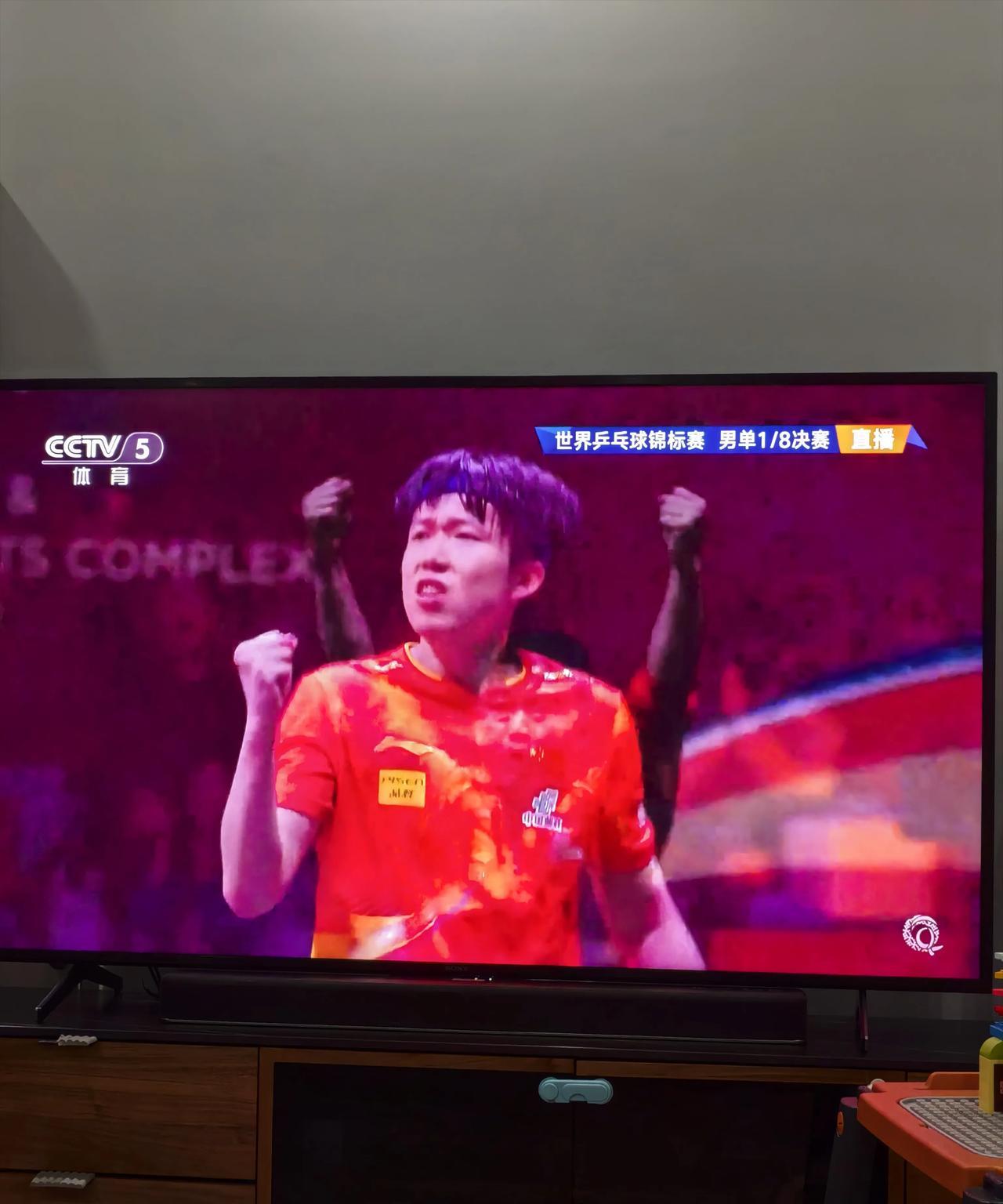 王楚钦与西蒙高茨的八强争夺战一上场就先丢两局，第三局也是开局不利。心一下子提到了