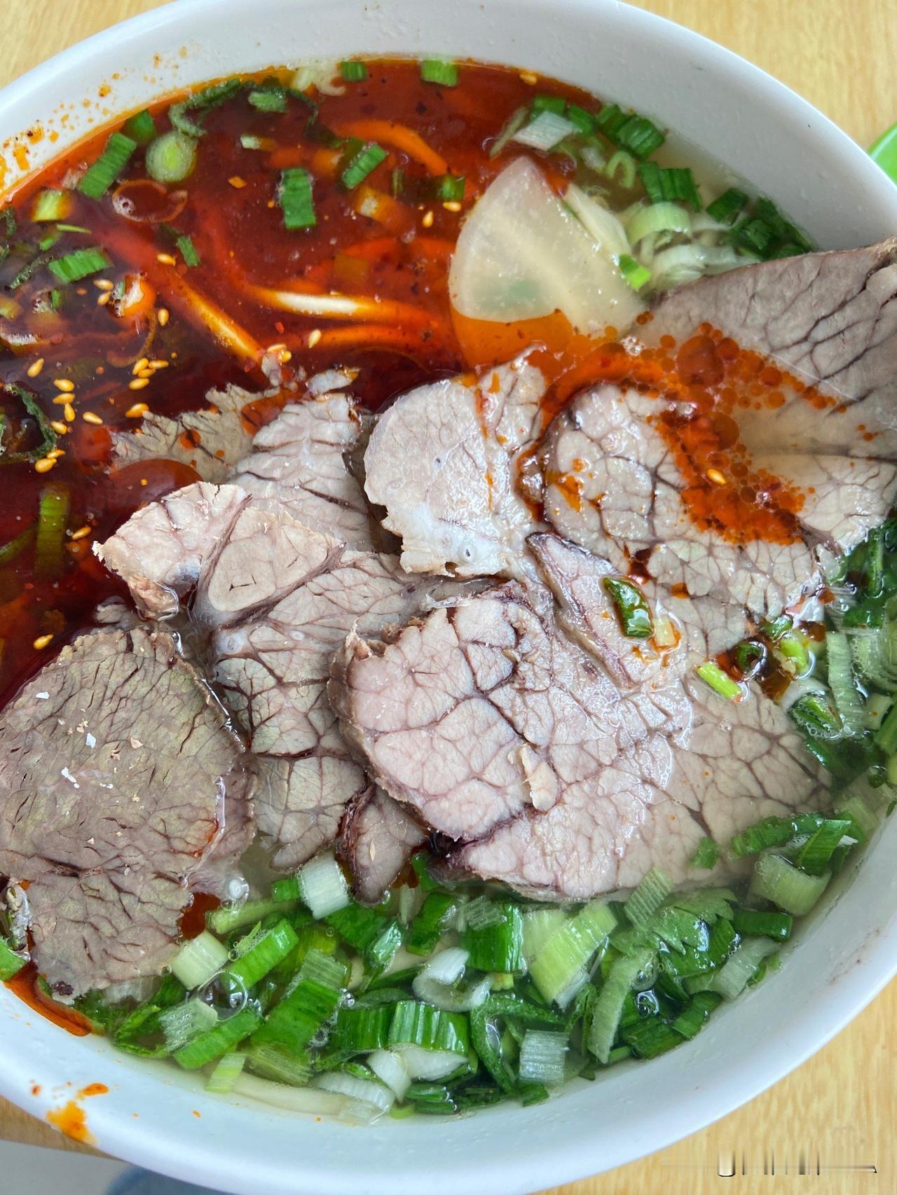 兰州人私藏牛肉面排名！前10名里你吃过几家☞☞☞兰州牛肉面的江湖榜来了，本