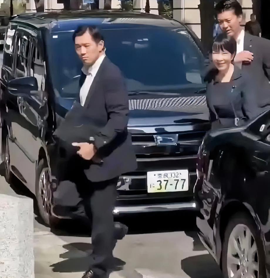 这个车牌号真是对咱们绝对的挑衅!高市早苗这个车牌号选择的肯定是故意的!不会有