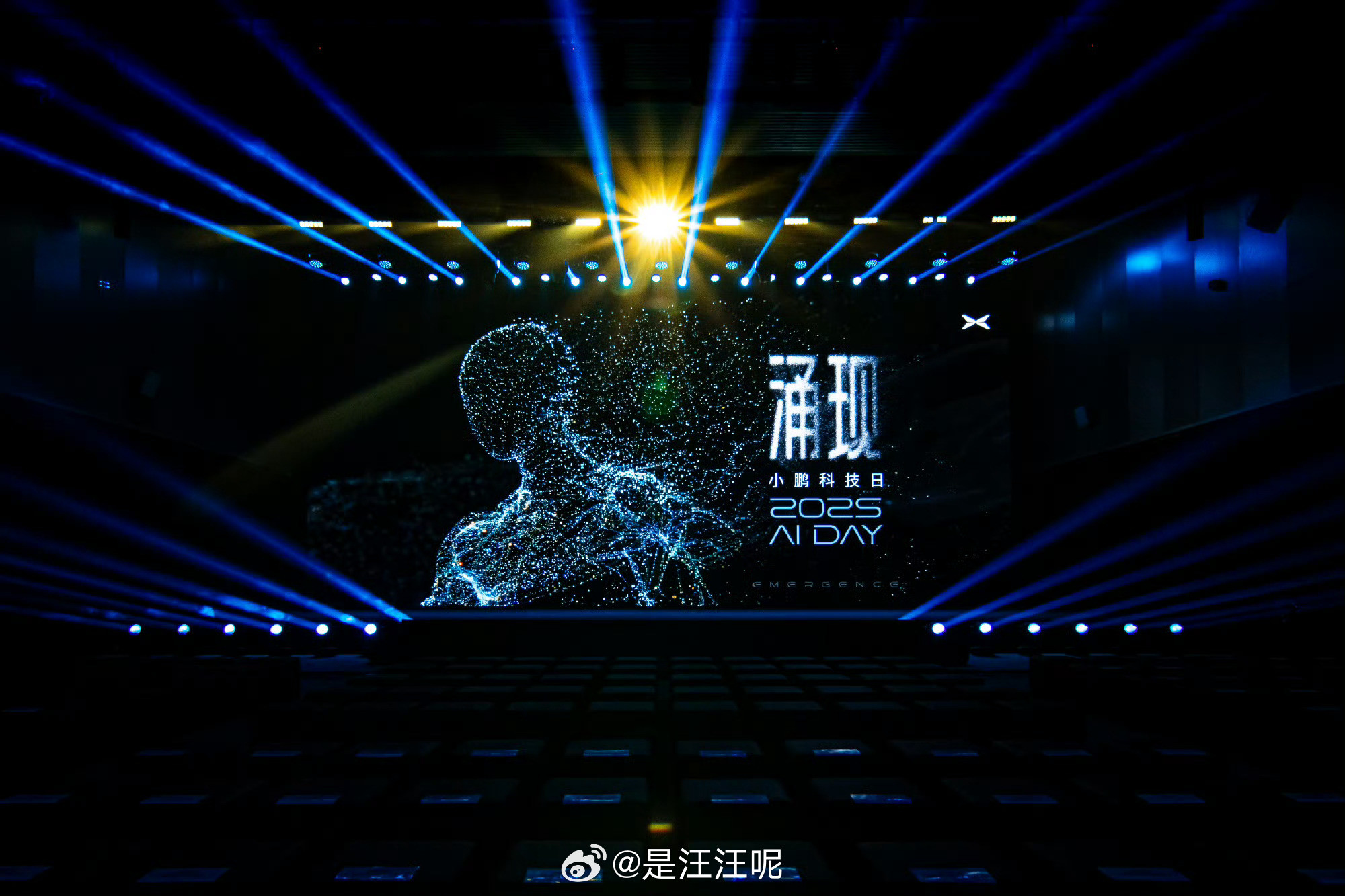 小鹏IRON踩着猫步来咯！不得不说这是今年的小鹏科技日最最最惊艳的一幕～当全网都