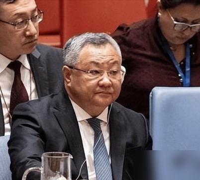 日本代表在联合国安理会拍桌子了。当时中国代表正要讲台湾的事。安理会这次交锋，已经