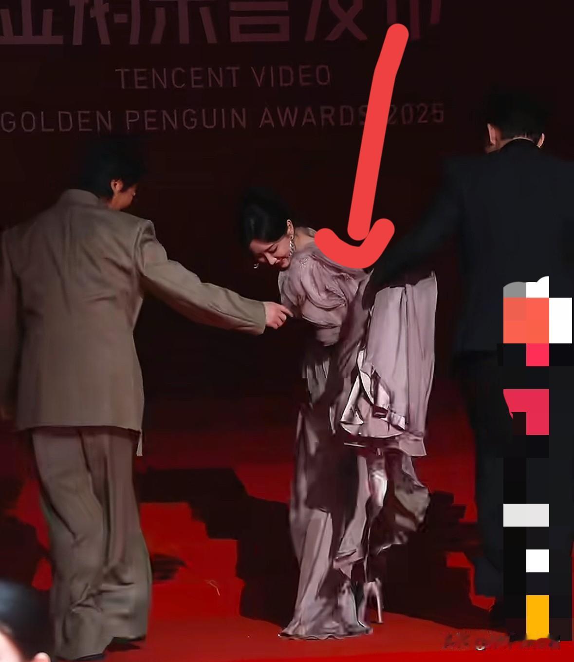 艾玛张彬彬咋这么哏啊，把导演气的上去怼他两下，就有一种恨铁不成钢的感觉，怎么回事