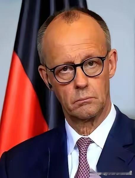 德国总理默茨，1月29号，站上了联邦议院的发言台。​全场鸦雀无声。他对着麦克