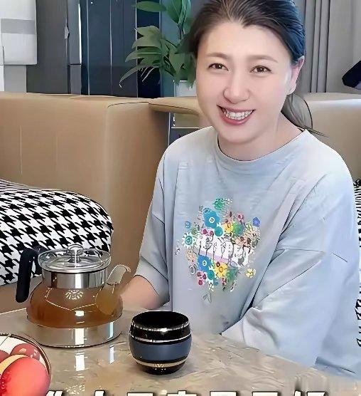 闫学晶现在的视频跟以前的不一样了。以前有网友问她：“今年还上春晚吗？”她很自信满