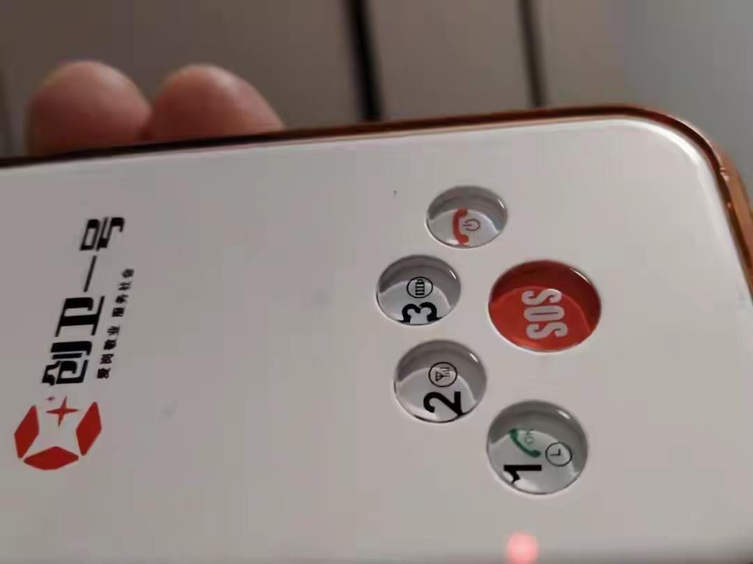 最近环卫工人被要求佩戴“定位器”的新闻热度不减，各路媒体纷纷开启跟踪报道。李团长