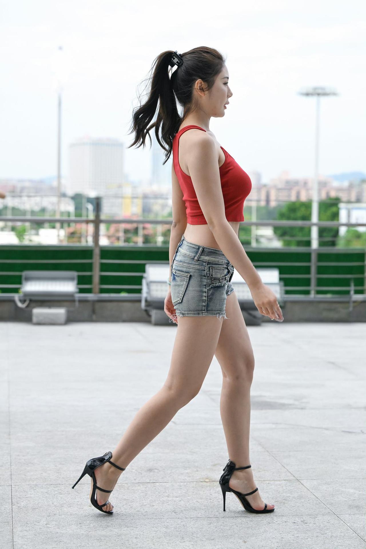 阳光自信的马尾辫美女