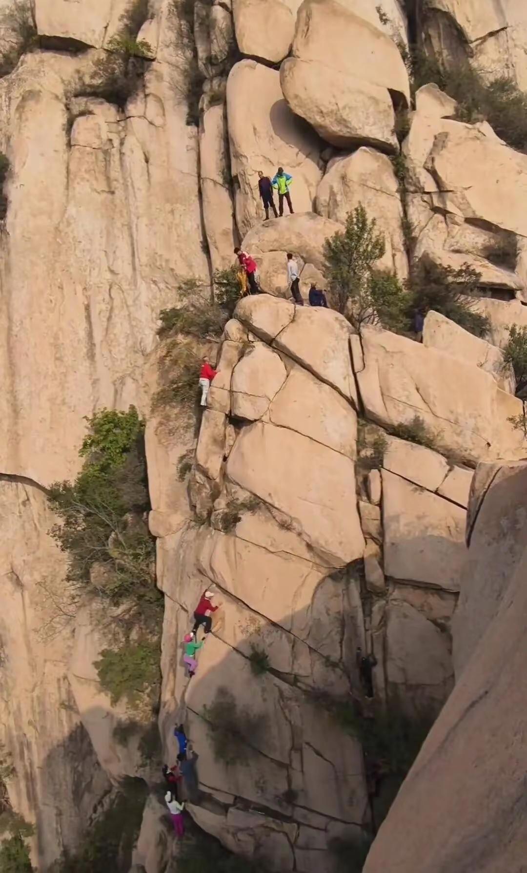 这些人主要还是生活太好吃的太饱,没事干就拿自己生命开玩笑。无论是中年人还是退休的