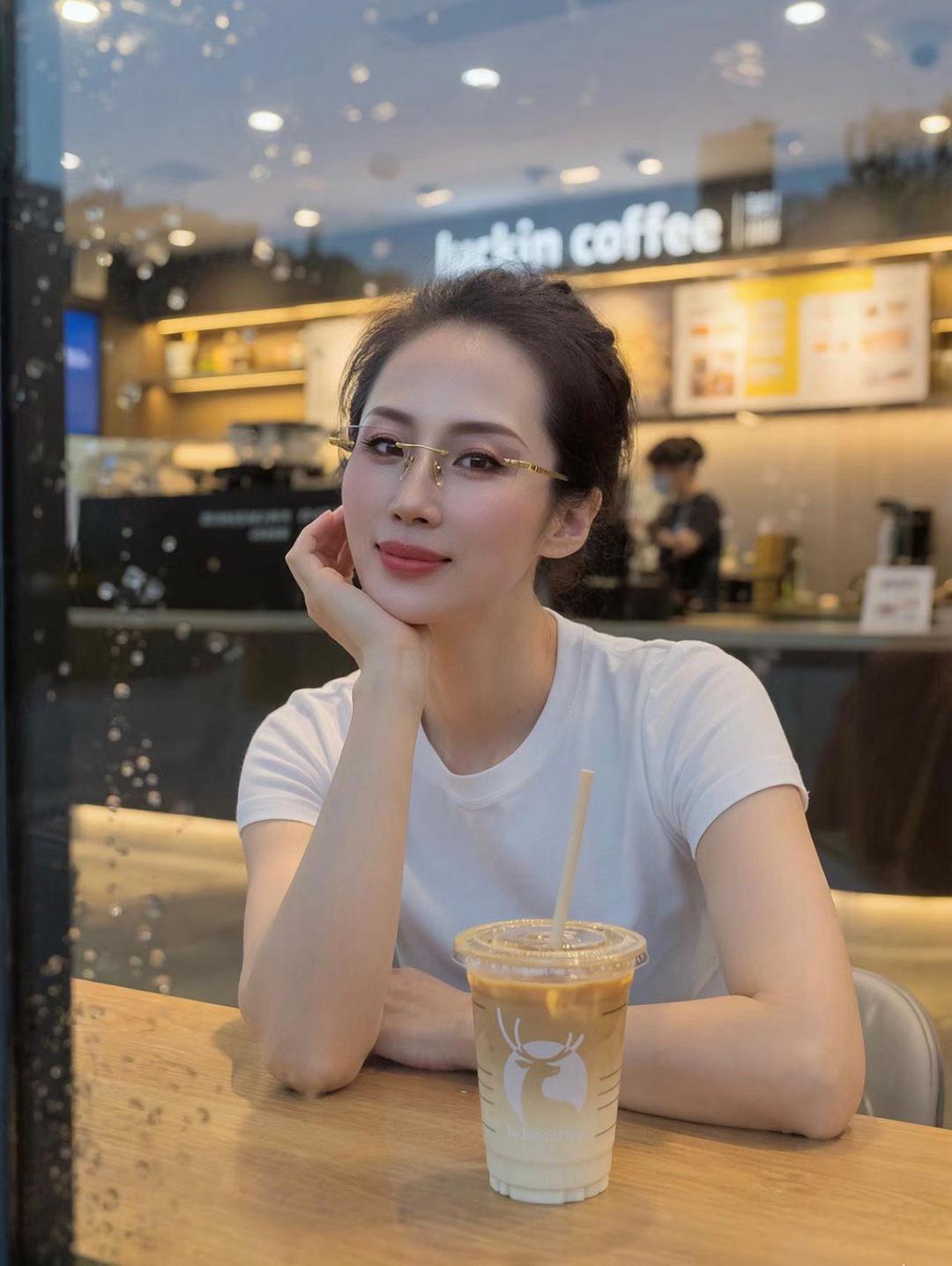 最开心的事情就是，经常有人会问我：“美女你结婚了吗？”难道我真的看上去有那么年