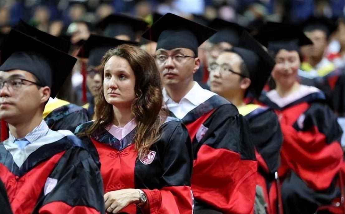 大学里的崇洋媚外是怎样来的？其实就是大学自己给培养出来的：第一，很多大学里评个