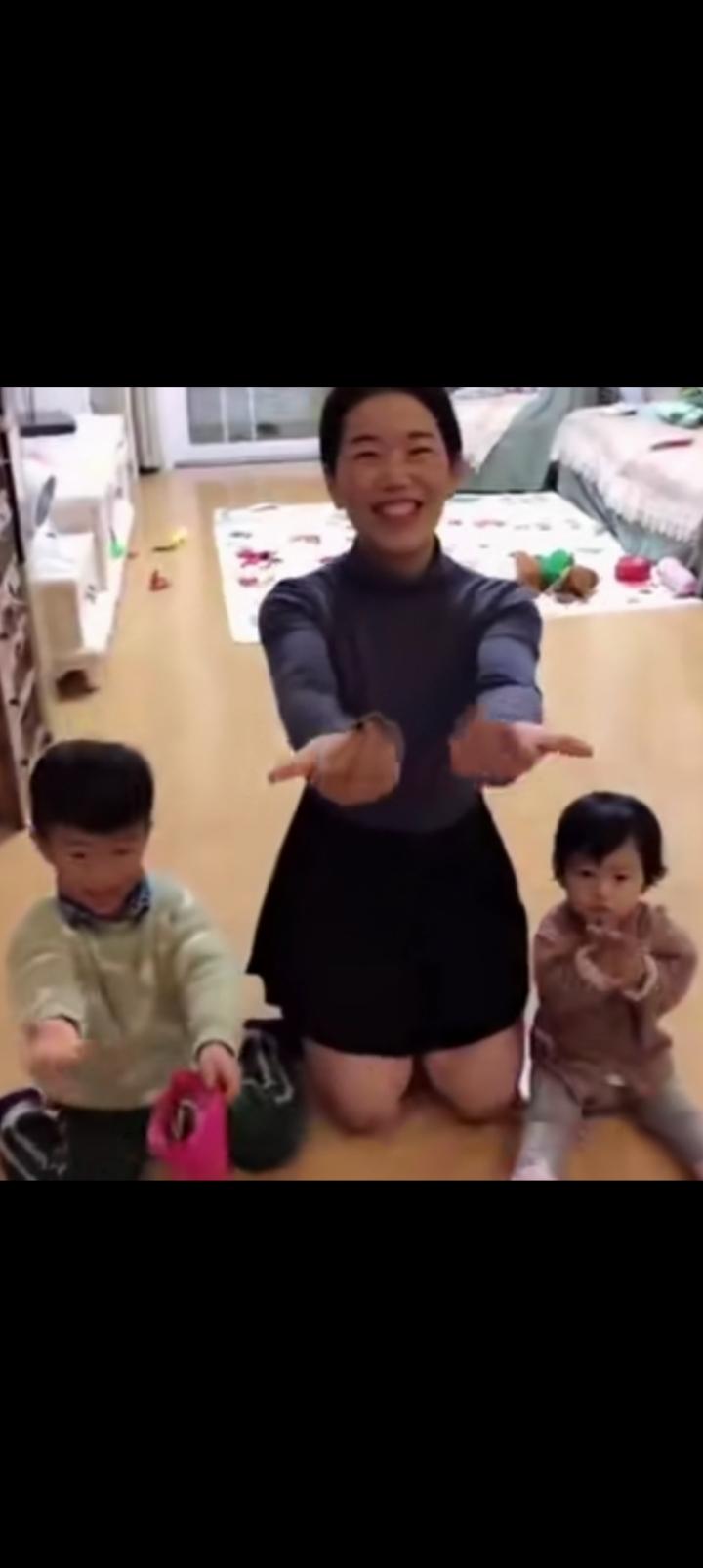真不是为了钱，老婆跪迎丈夫回家。尽管是个段子，可是别出心裁的我爱我家，令人忍