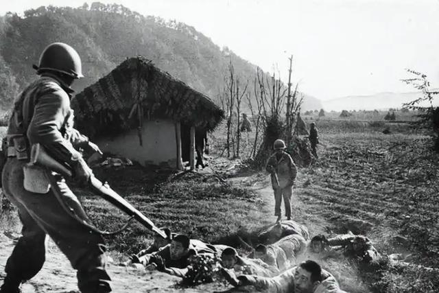 1952年，朝鲜战场上，志愿军抓获了一名间谍，搜身时，志愿军战士在间谍胸前一摸，