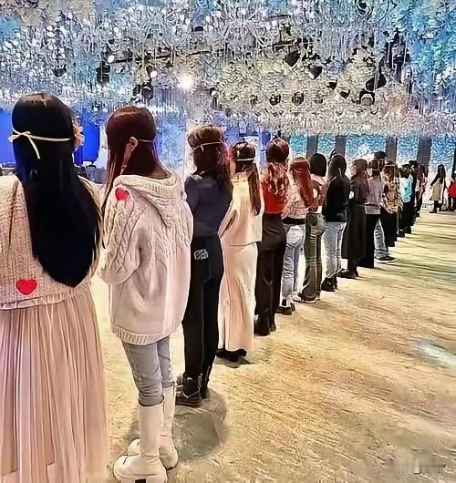 相亲大会数千大龄优质女集体傻眼！现场就去了几十个男生，不是说好的男多女少吗？