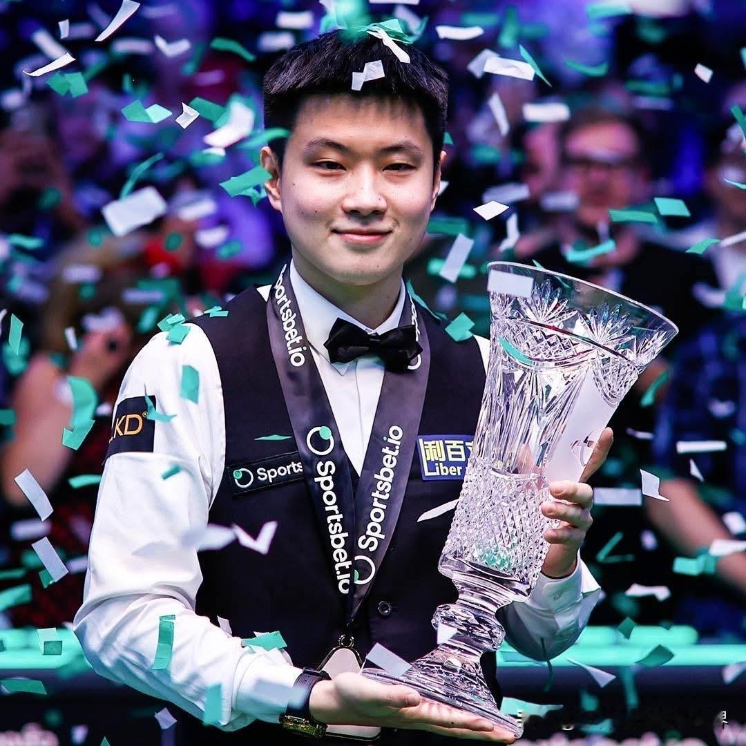 赵心童夺得球员锦标赛冠军后加入了一个辉煌的行列！他成为第四位在职业生涯前五次