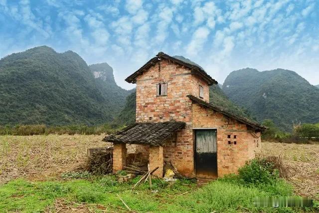 户口迁出后不能继承农村宅基地。宅基地是村集体的，农民只有使用权，不是个人财产。不