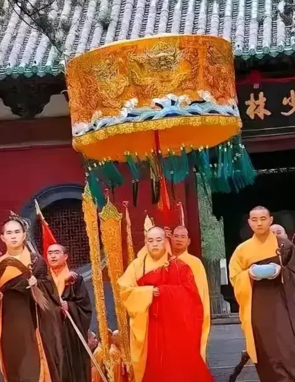 方丈头顶上那个圆筒状的东西，叫“宝伞”或“华盖”，在六七十年代，甚至八九十年代，