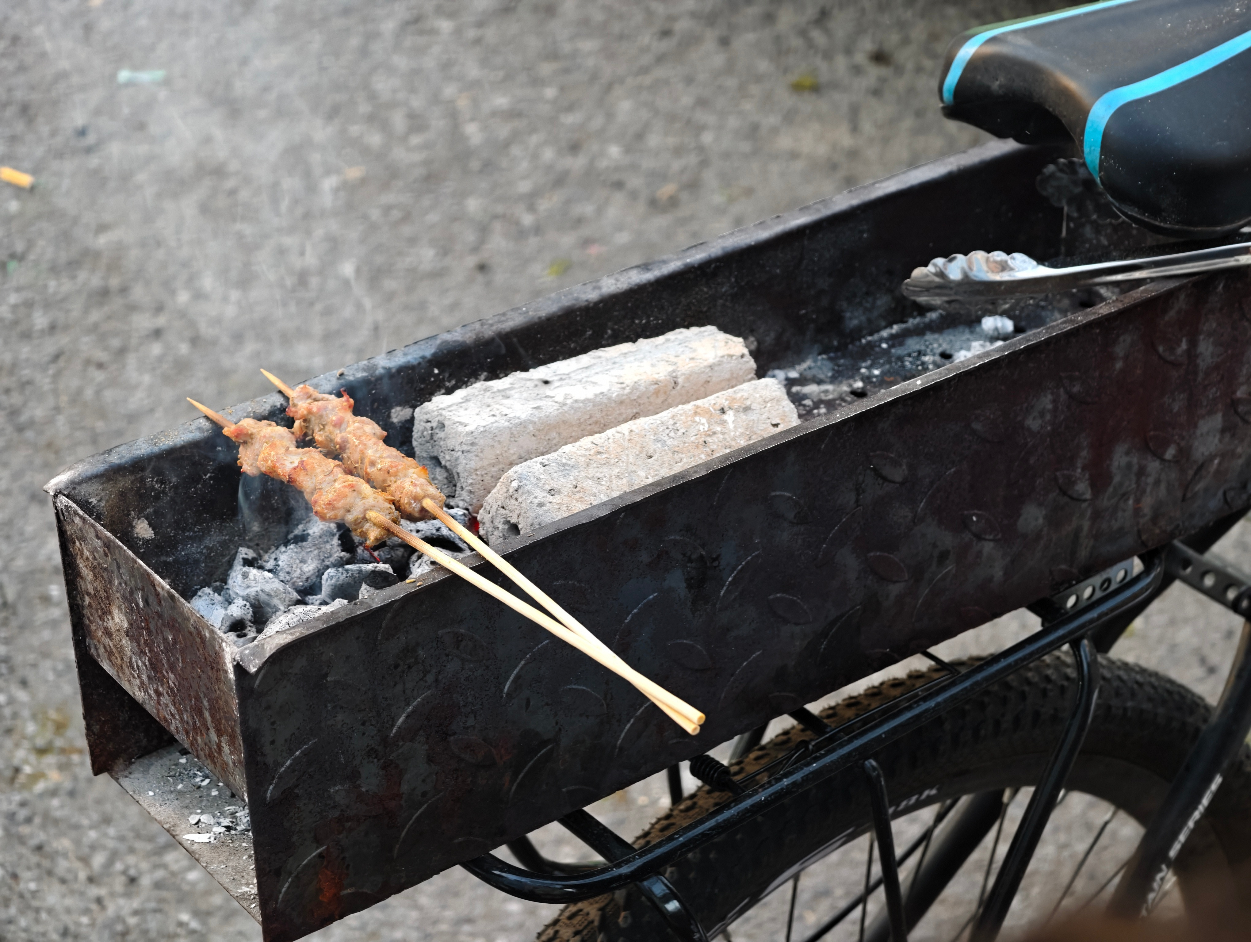天津这个还是城市太复杂掰掰搞辆自行车后衣架上支个炉子就卖上烧烤了天津