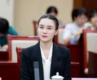 宋佳的气质真好，皮肤白嫩白嫩的，这身打扮真的很合适她，显着宋佳特别干练，一双迷人