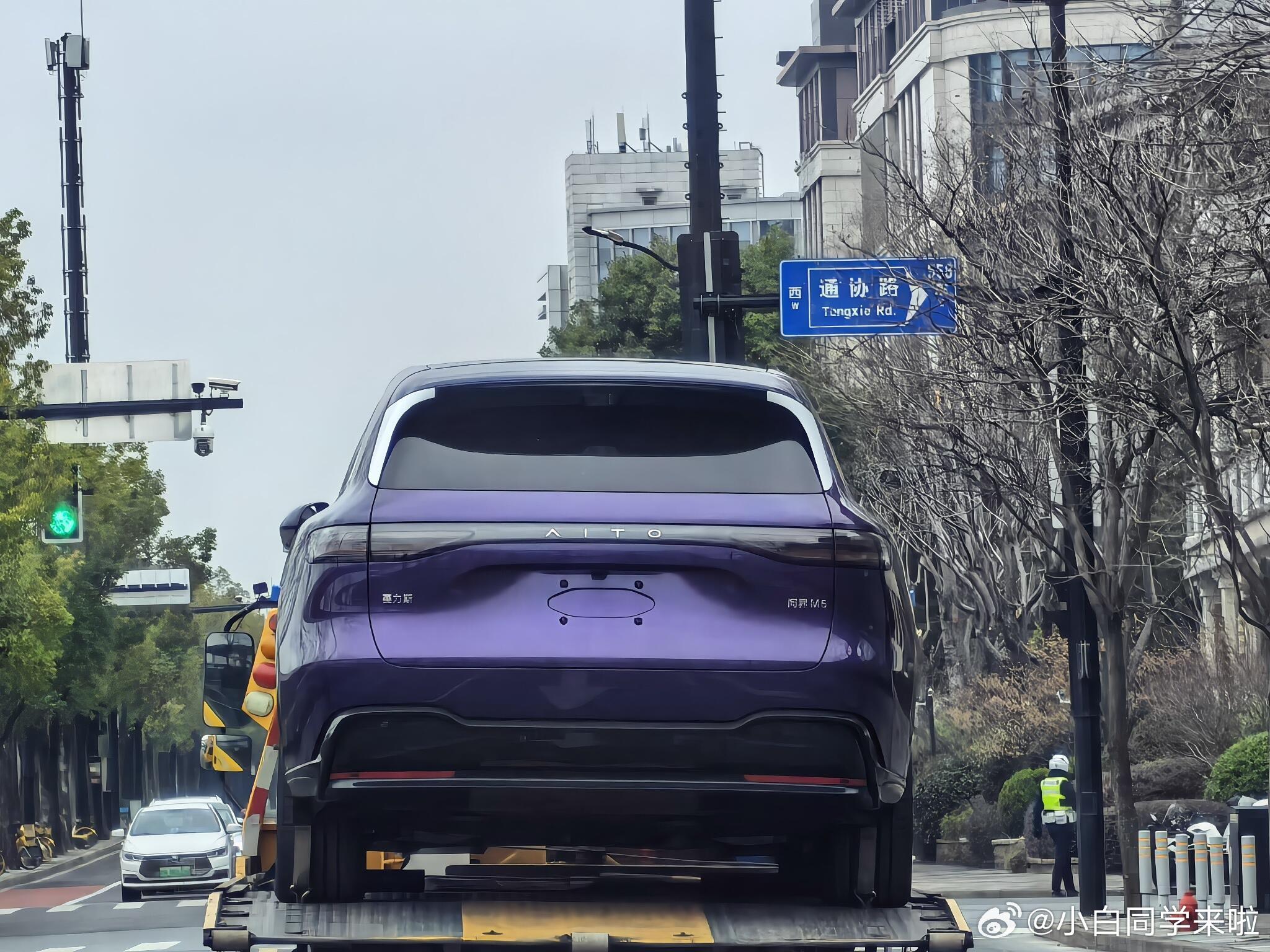 问界M6紫色实拍图也出来了，对比了下M8和M9看，明显紫的不太一样。